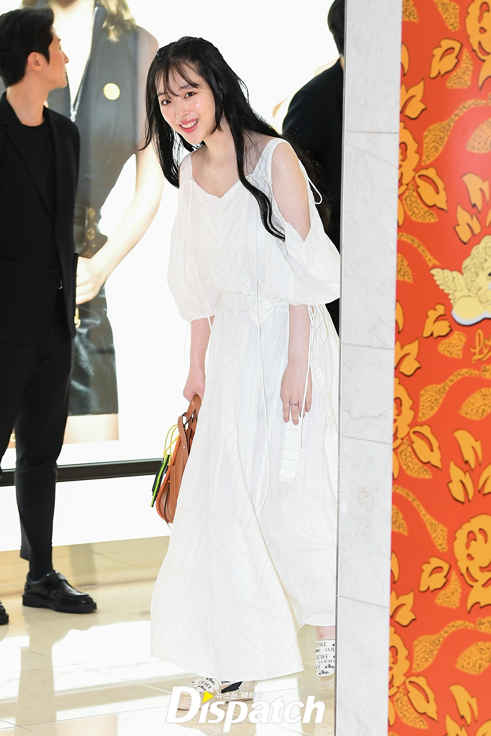 Sulli gây 'bão' với hình ảnh xinh như thiên thần trong sự kiện mới