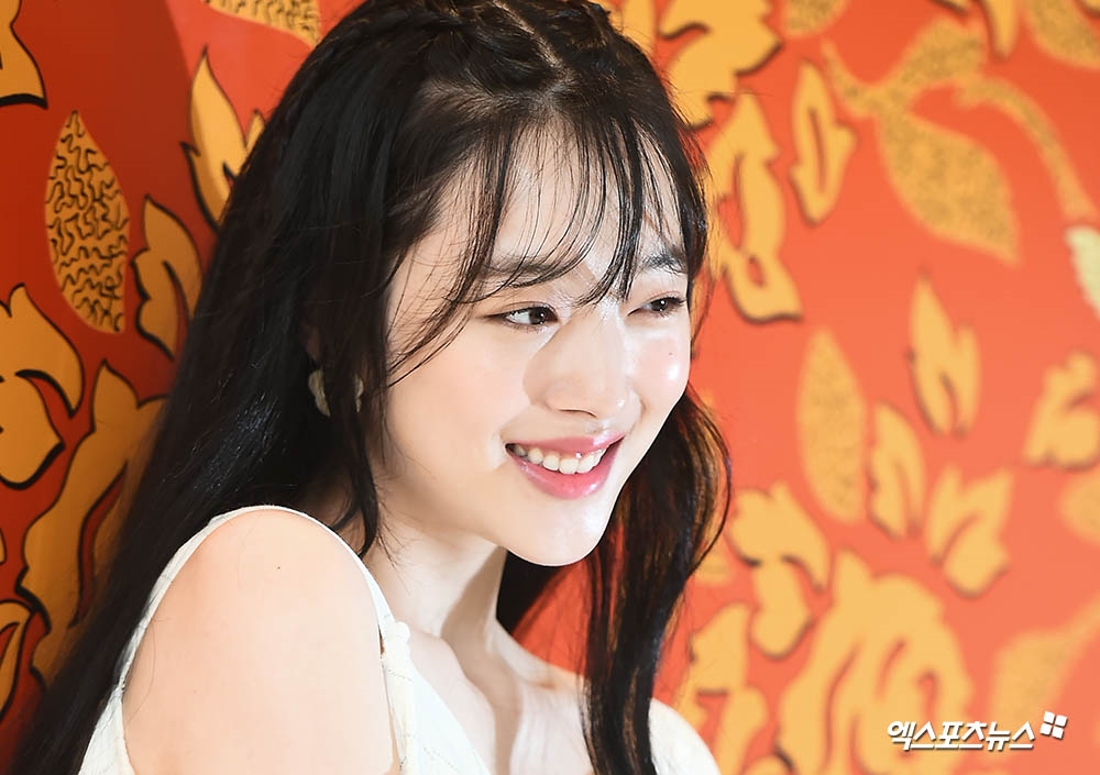Sulli gây 'bão' với hình ảnh xinh như thiên thần trong sự kiện mới