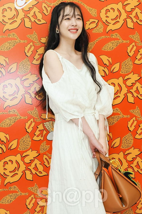 Sulli gây 'bão' với hình ảnh xinh như thiên thần trong sự kiện mới