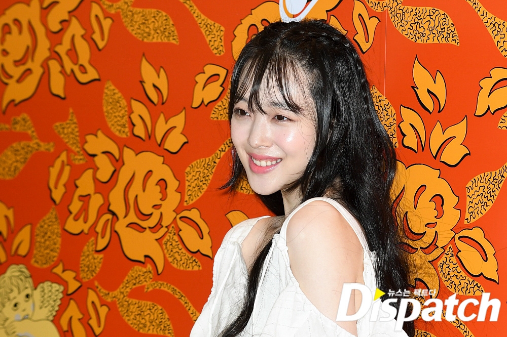Sulli gây 'bão' với hình ảnh xinh như thiên thần trong sự kiện mới