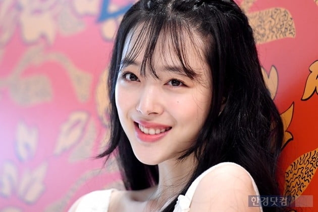 Sulli gây 'bão' với hình ảnh xinh như thiên thần trong sự kiện mới