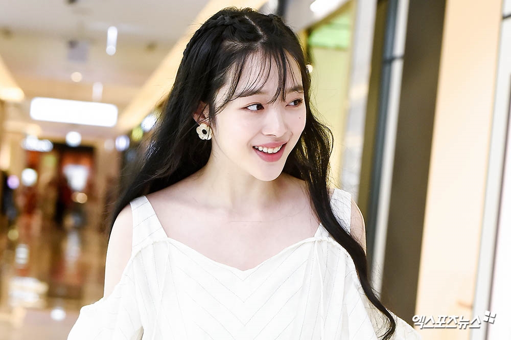 Sulli gây 'bão' với hình ảnh xinh như thiên thần trong sự kiện mới