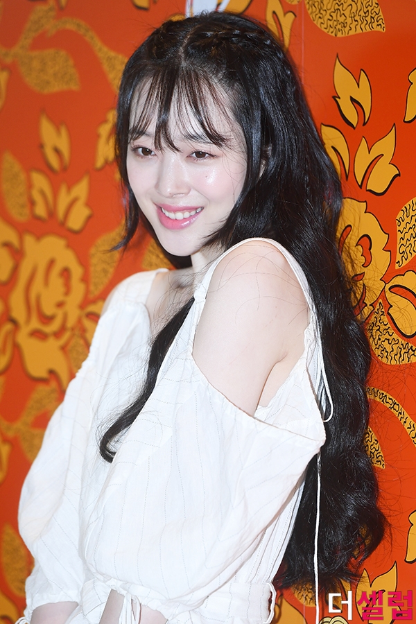 Sulli gây 'bão' với hình ảnh xinh như thiên thần trong sự kiện mới