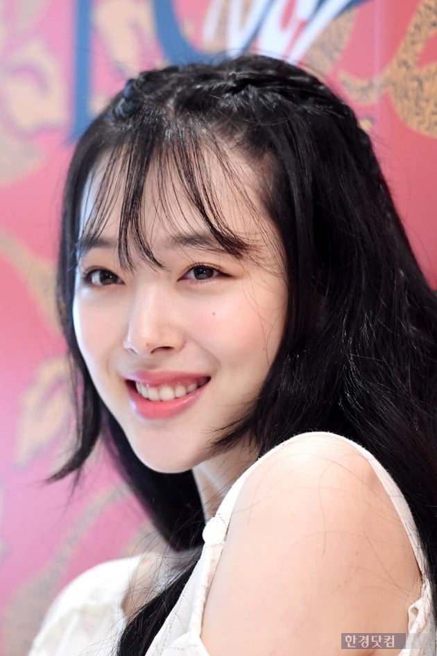 Sulli gây 'bão' với hình ảnh xinh như thiên thần trong sự kiện mới