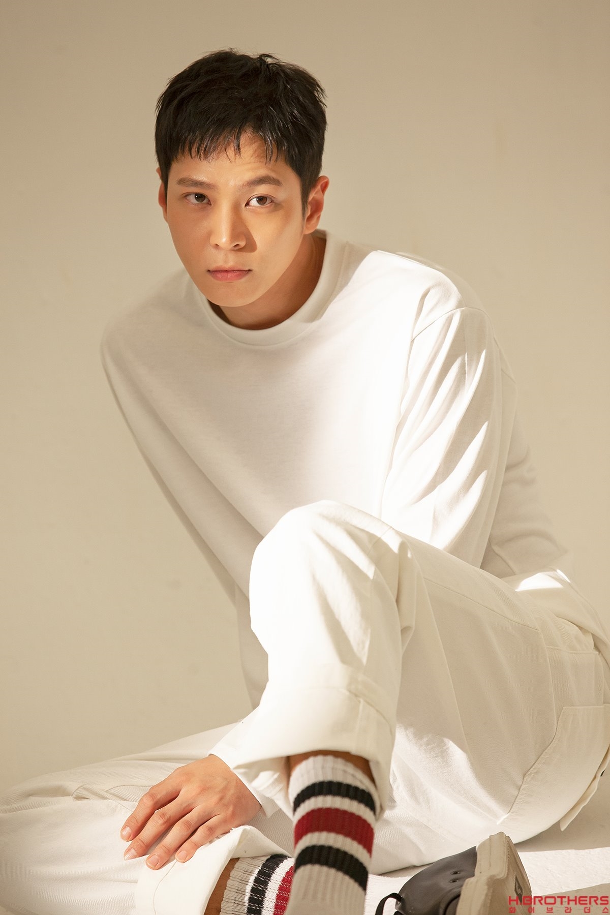 Joo Won tung bộ ảnh nam tính ngút trời đầu tiên hậu xuất ngũ