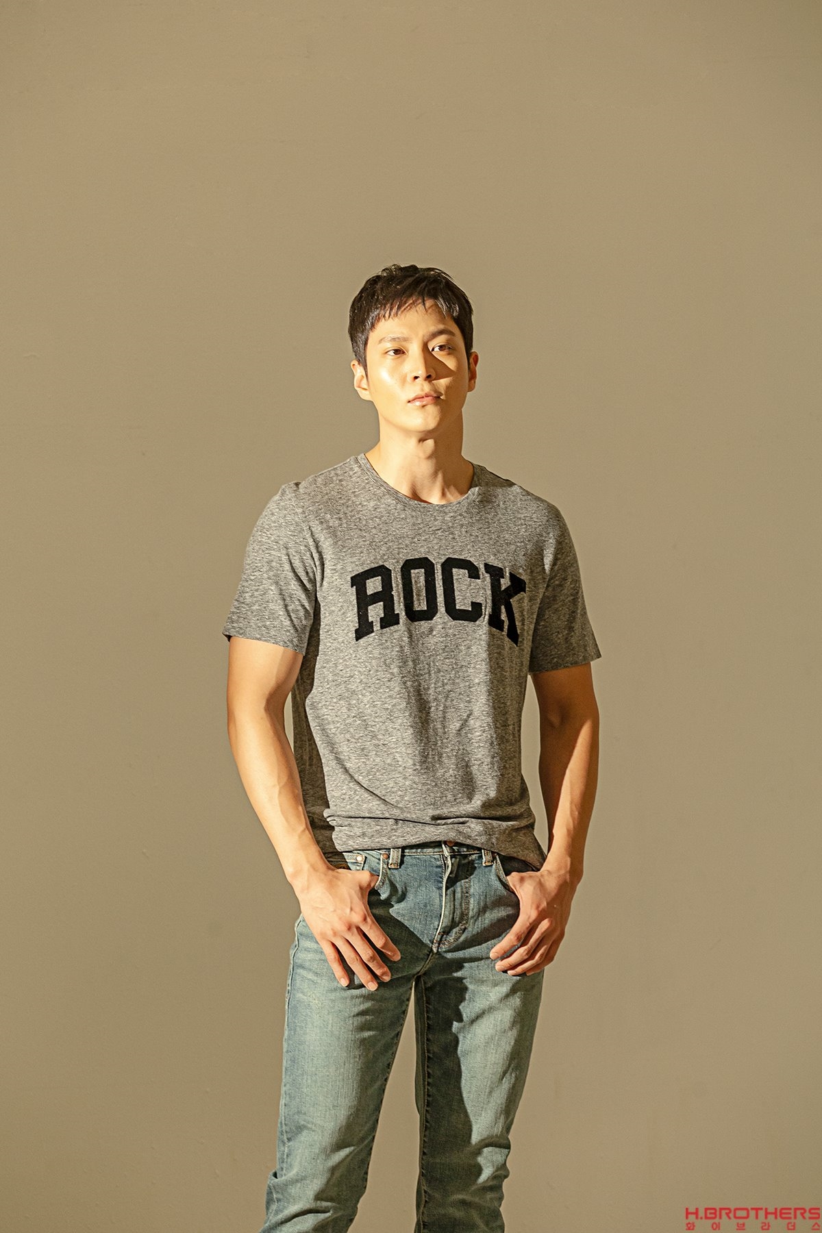 Joo Won tung bộ ảnh nam tính ngút trời đầu tiên hậu xuất ngũ