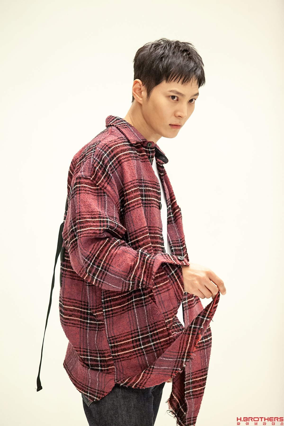 Joo Won tung bộ ảnh nam tính ngút trời đầu tiên hậu xuất ngũ
