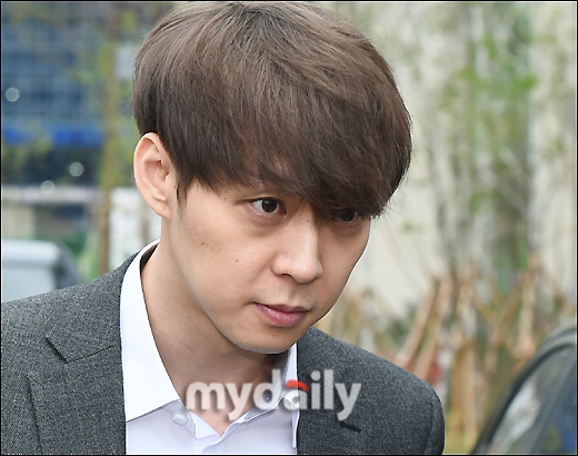 Park Yoo Chun bị còng tay đưa đi chờ phán quyết tạm giam