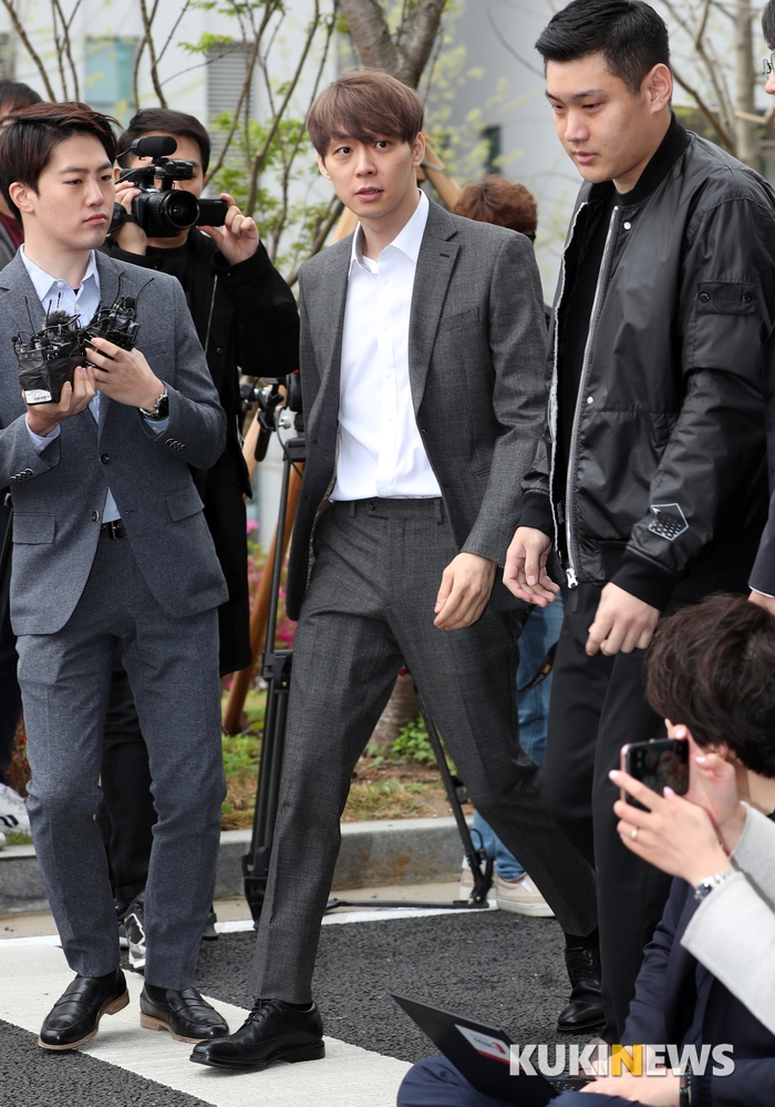 Park Yoo Chun bị còng tay đưa đi chờ phán quyết tạm giam