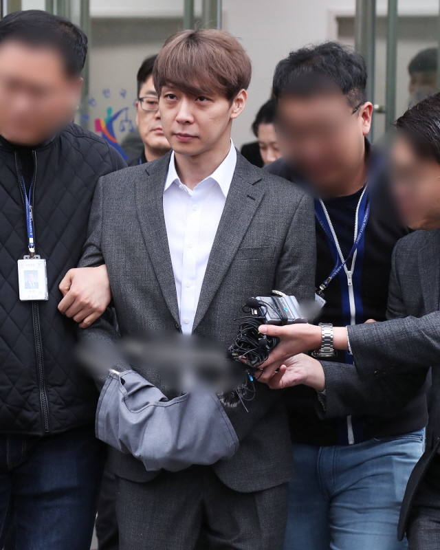 Park Yoo Chun bị còng tay đưa đi chờ phán quyết tạm giam