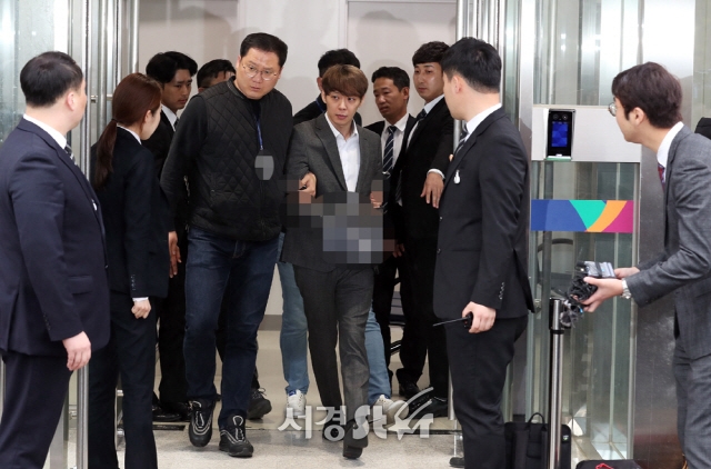 Park Yoo Chun bị còng tay đưa đi chờ phán quyết tạm giam