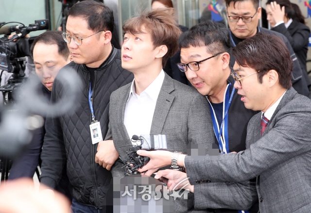 Park Yoo Chun bị còng tay đưa đi chờ phán quyết tạm giam