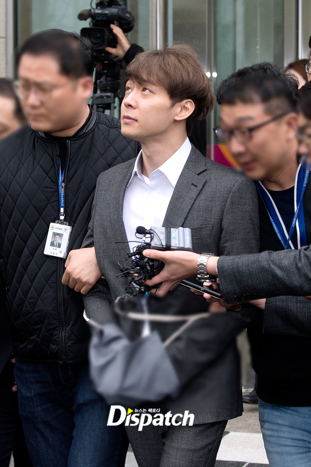 Park Yoo Chun bị còng tay đưa đi chờ phán quyết tạm giam