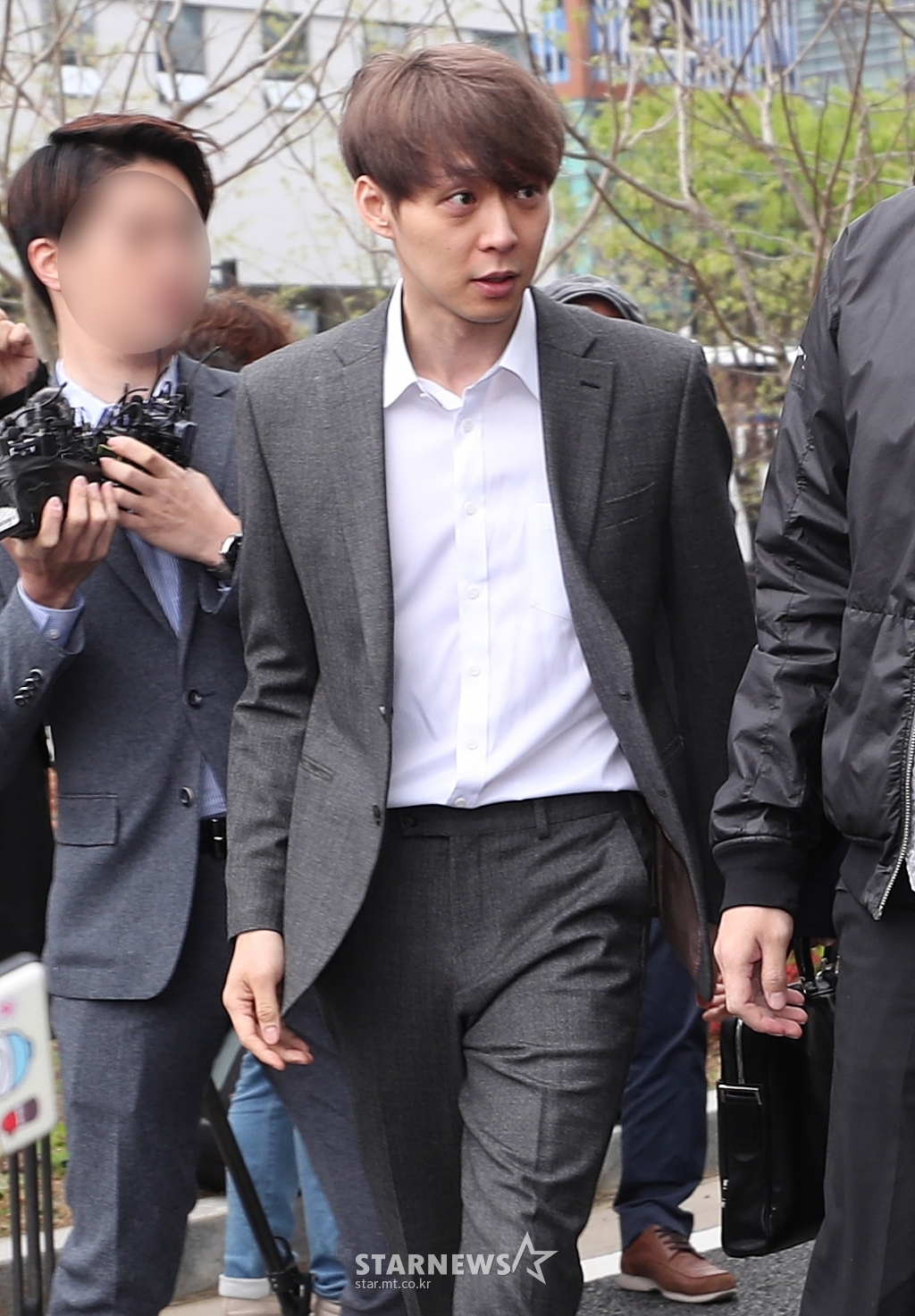 Park Yoo Chun bị còng tay đưa đi chờ phán quyết tạm giam