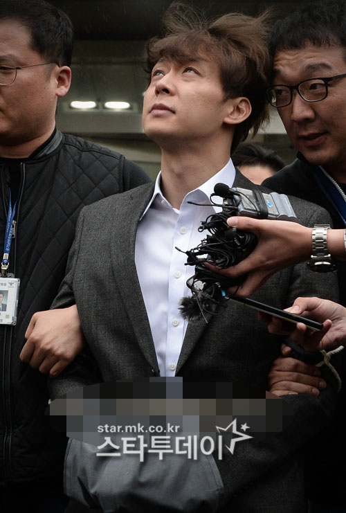 Park Yoo Chun bị còng tay đưa đi chờ phán quyết tạm giam