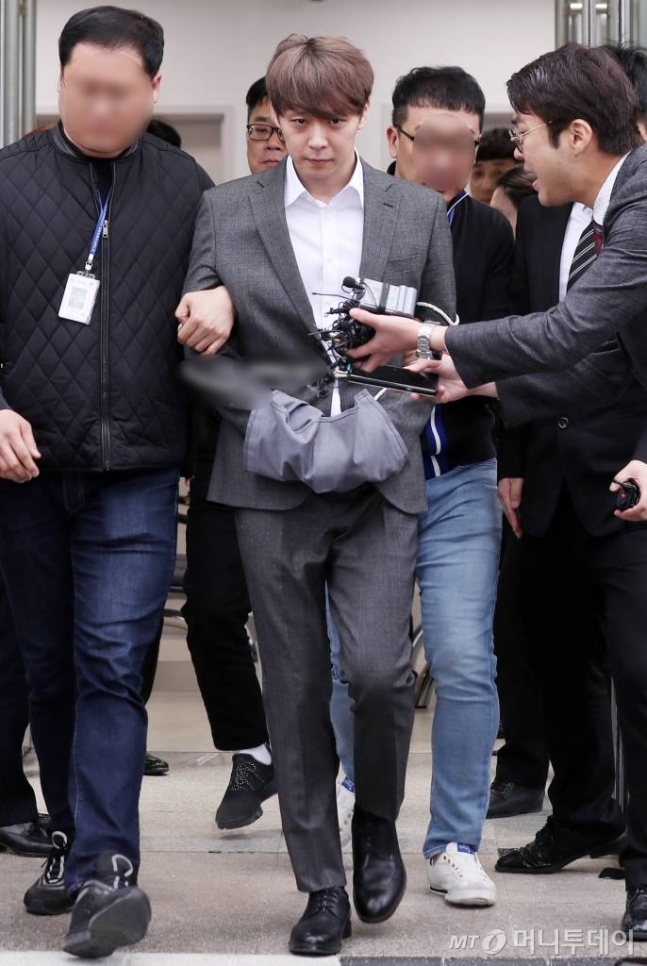 Park Yoo Chun bị còng tay đưa đi chờ phán quyết tạm giam