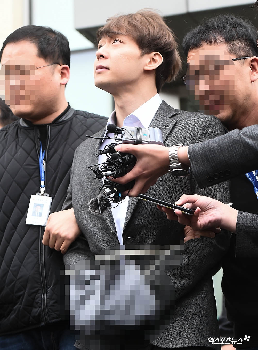 Park Yoo Chun bị còng tay đưa đi chờ phán quyết tạm giam