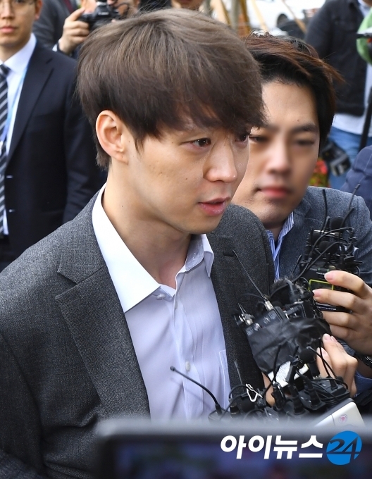 Park Yoo Chun bị còng tay đưa đi chờ phán quyết tạm giam