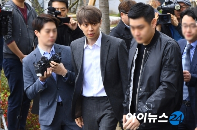 Park Yoo Chun bị còng tay đưa đi chờ phán quyết tạm giam