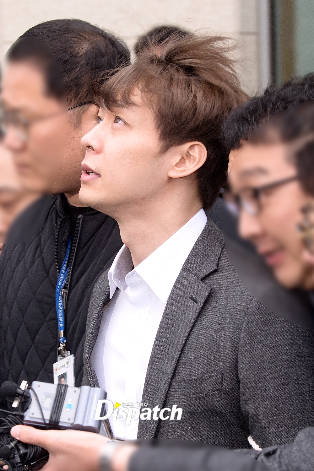 Park Yoo Chun bị còng tay đưa đi chờ phán quyết tạm giam
