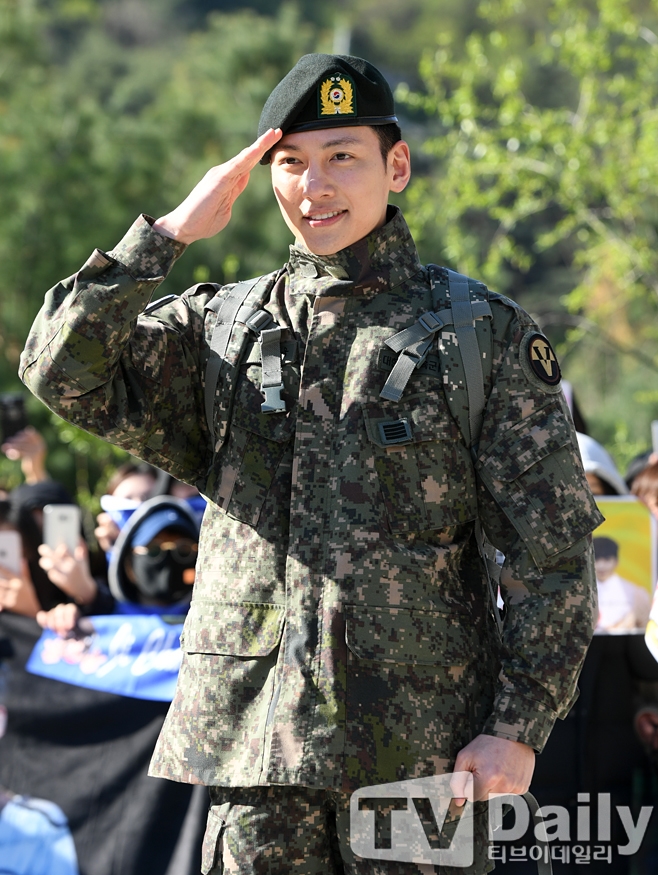 Ji Chang Wook xuất ngũ trong sự chào đón nồng nhiệt của fan