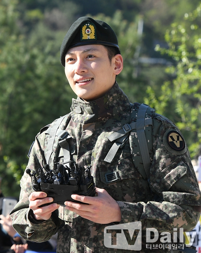 Ji Chang Wook xuất ngũ trong sự chào đón nồng nhiệt của fan