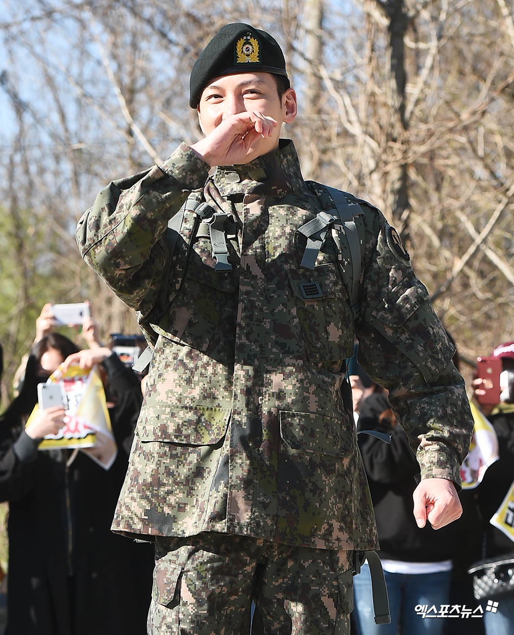 Ji Chang Wook xuất ngũ trong sự chào đón nồng nhiệt của fan