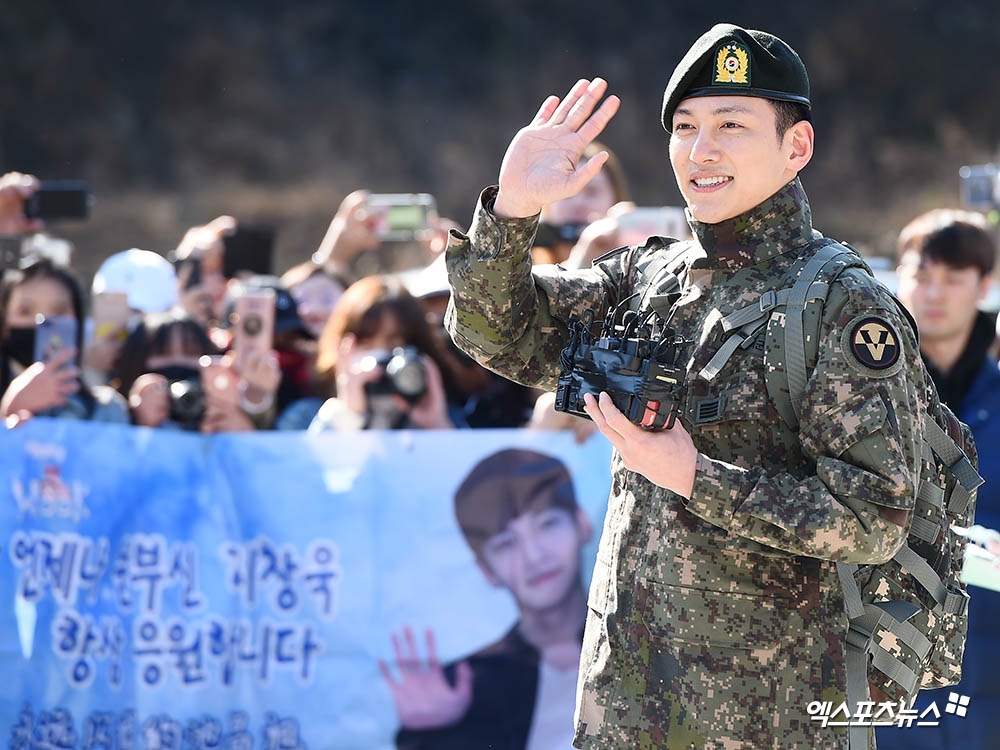 Ji Chang Wook xuất ngũ trong sự chào đón nồng nhiệt của fan