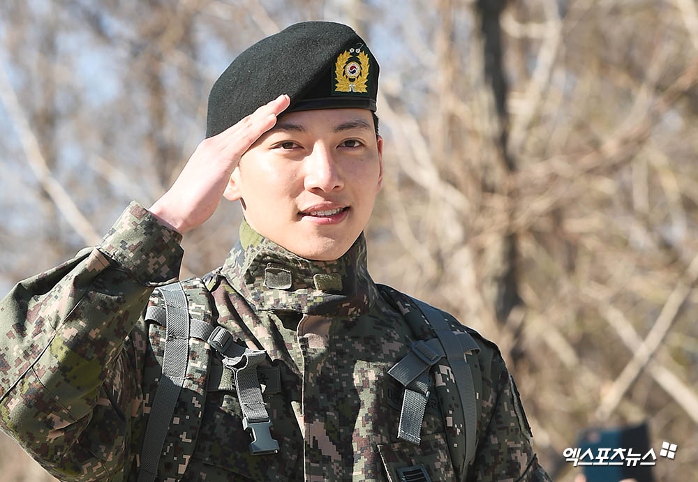 Ji Chang Wook xuất ngũ trong sự chào đón nồng nhiệt của fan