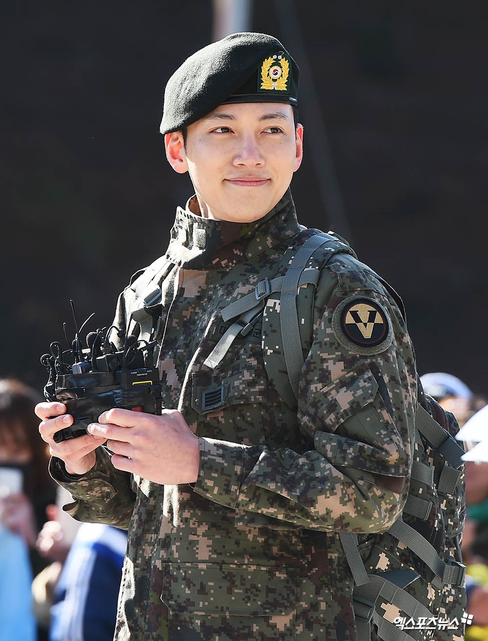 Ji Chang Wook xuất ngũ trong sự chào đón nồng nhiệt của fan