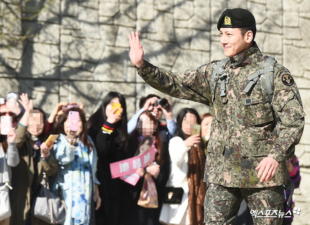 Ji Chang Wook xuất ngũ trong sự chào đón nồng nhiệt của fan