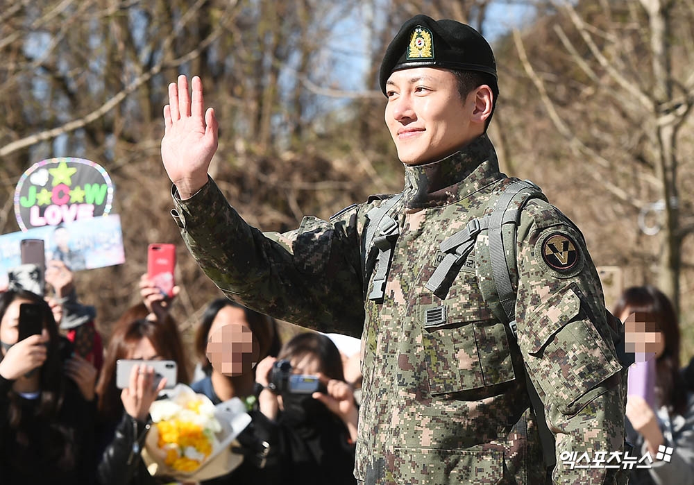 Ji Chang Wook xuất ngũ trong sự chào đón nồng nhiệt của fan