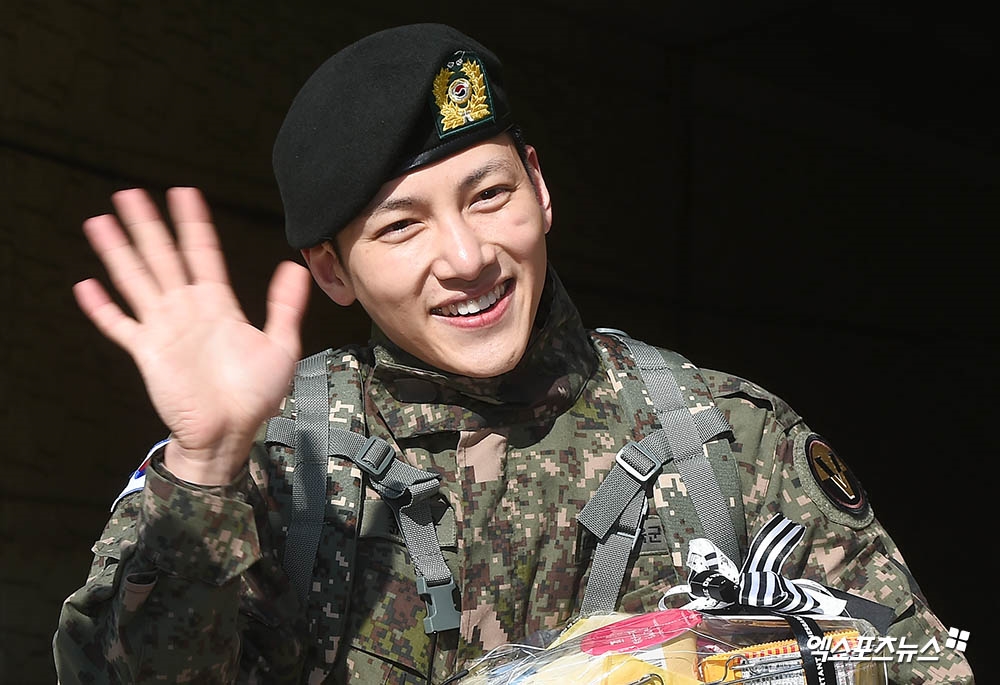 Ji Chang Wook xuất ngũ trong sự chào đón nồng nhiệt của fan