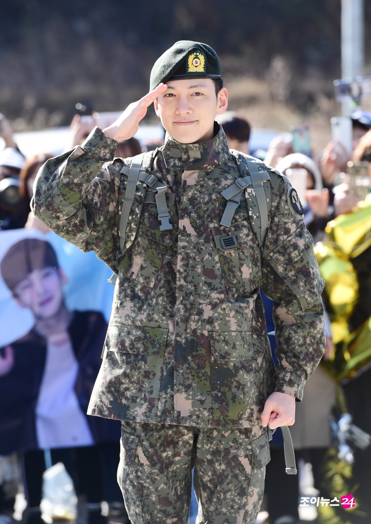 Ji Chang Wook xuất ngũ trong sự chào đón nồng nhiệt của fan