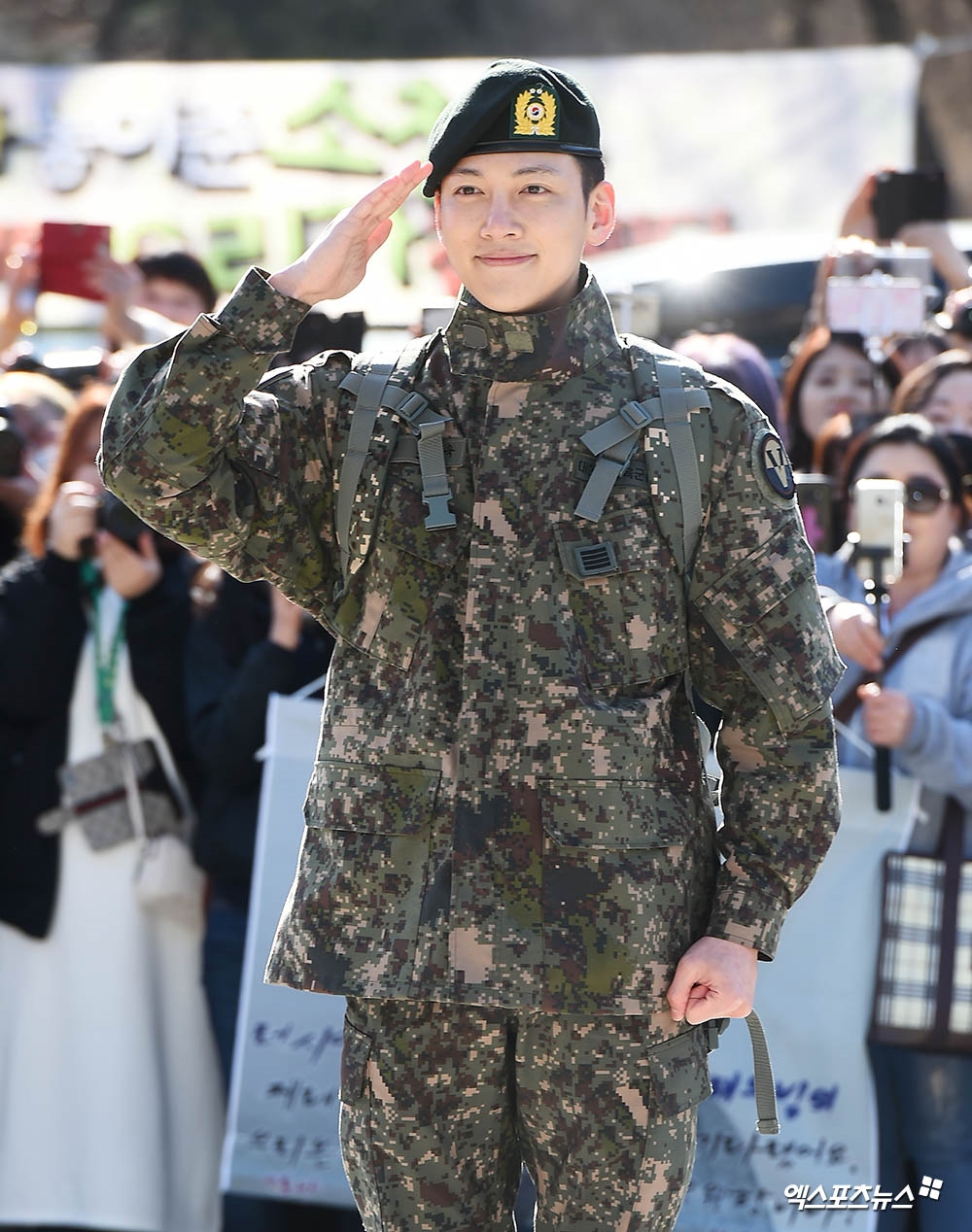 Ji Chang Wook xuất ngũ trong sự chào đón nồng nhiệt của fan
