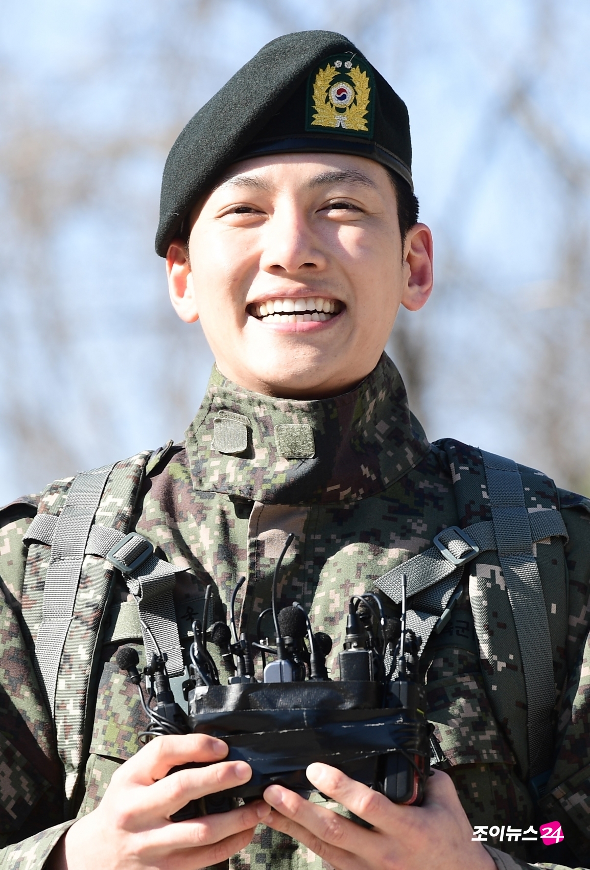 Ji Chang Wook xuất ngũ trong sự chào đón nồng nhiệt của fan