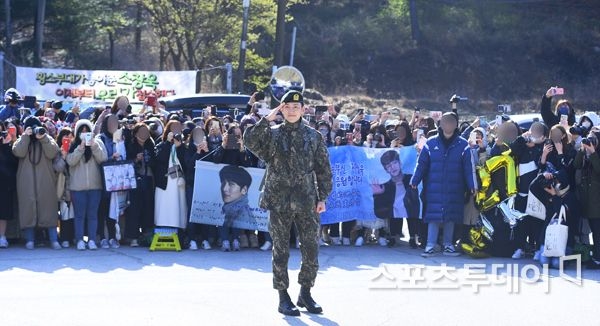 Ji Chang Wook xuất ngũ trong sự chào đón nồng nhiệt của fan