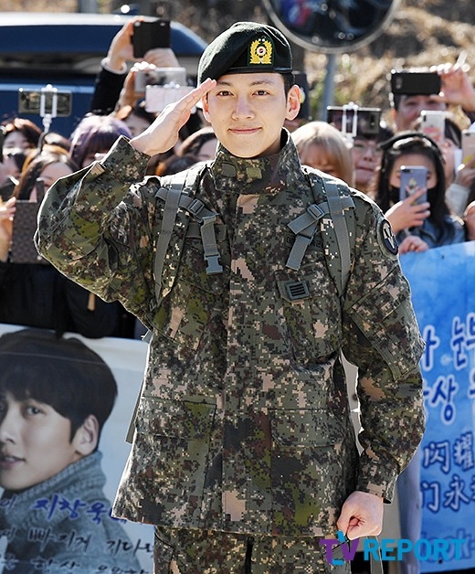 Ji Chang Wook xuất ngũ trong sự chào đón nồng nhiệt của fan