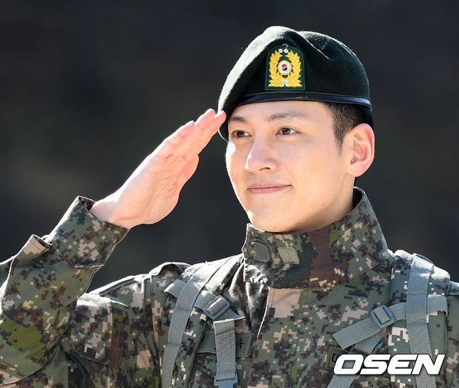 Ji Chang Wook xuất ngũ trong sự chào đón nồng nhiệt của fan
