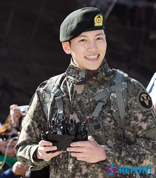 Ji Chang Wook xuất ngũ trong sự chào đón nồng nhiệt của fan