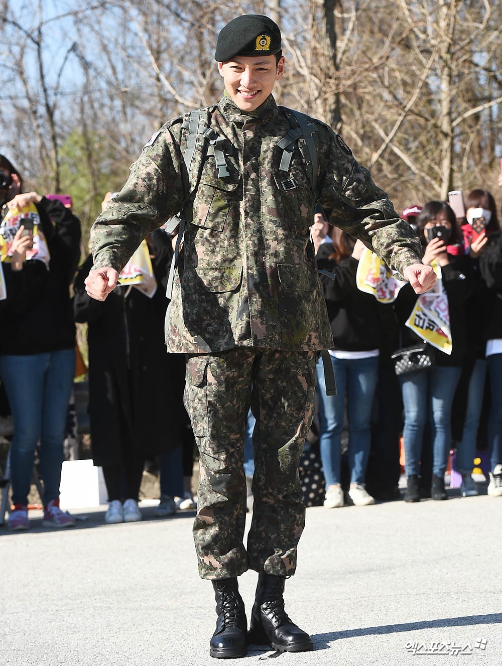 Ji Chang Wook xuất ngũ trong sự chào đón nồng nhiệt của fan