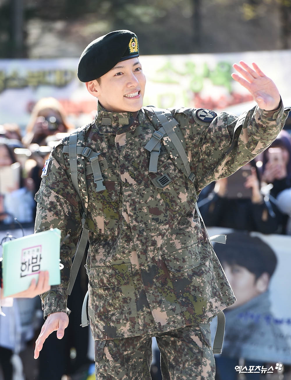 Ji Chang Wook xuất ngũ trong sự chào đón nồng nhiệt của fan