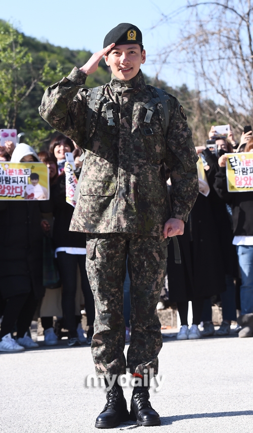 Ji Chang Wook xuất ngũ trong sự chào đón nồng nhiệt của fan