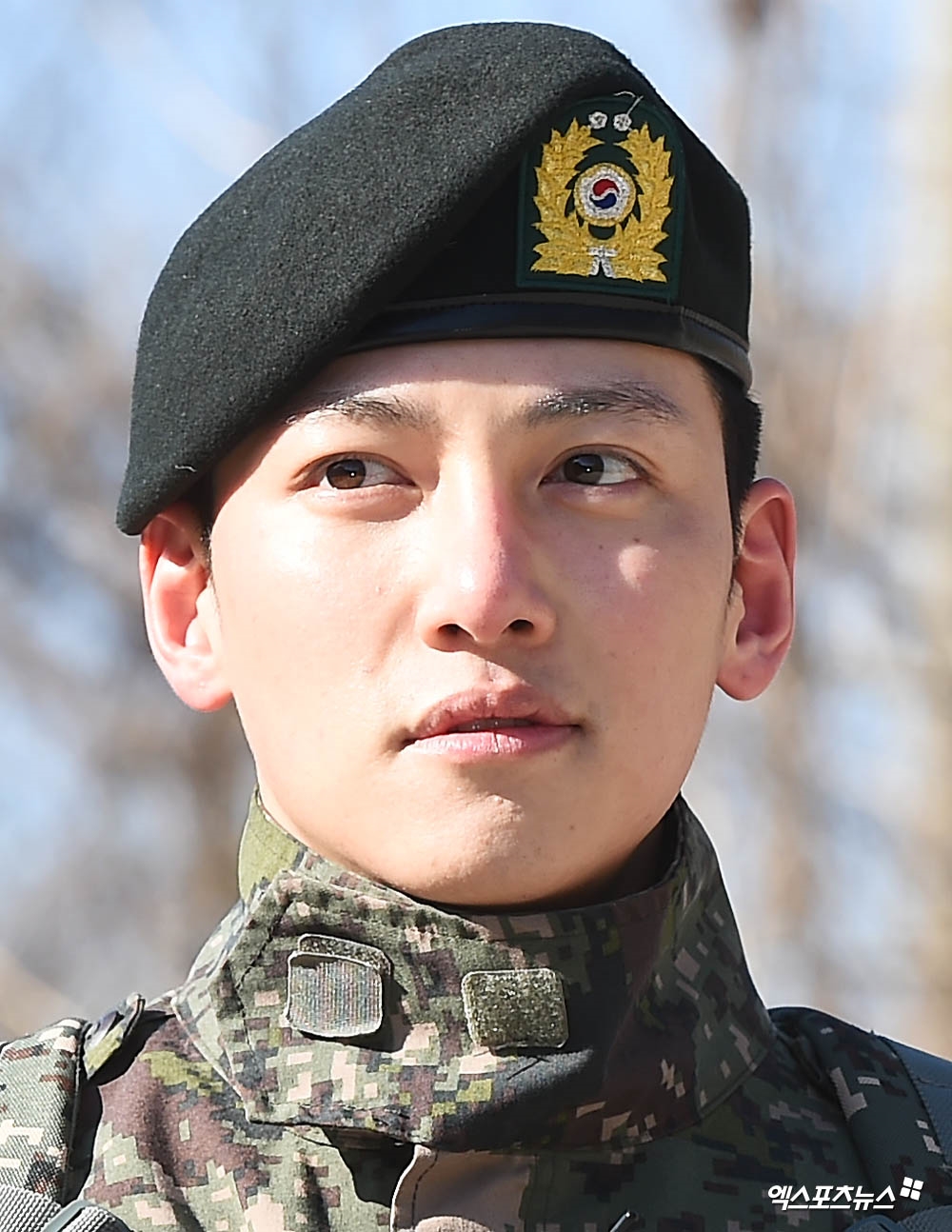Ji Chang Wook xuất ngũ trong sự chào đón nồng nhiệt của fan