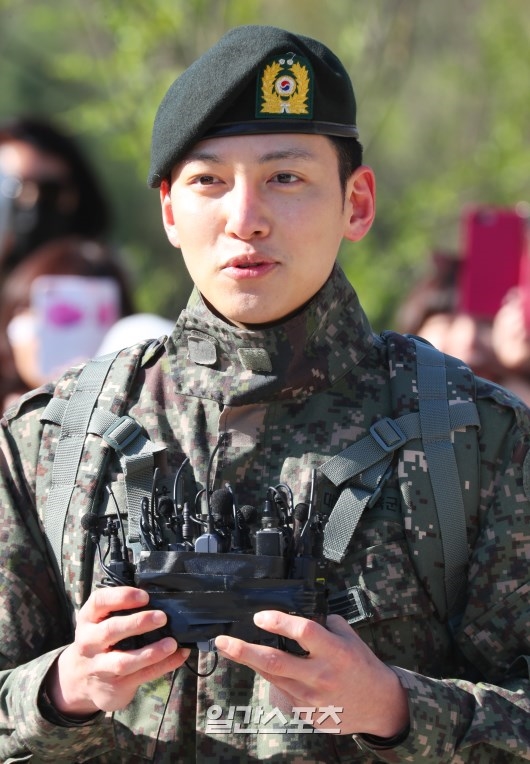 Ji Chang Wook xuất ngũ trong sự chào đón nồng nhiệt của fan