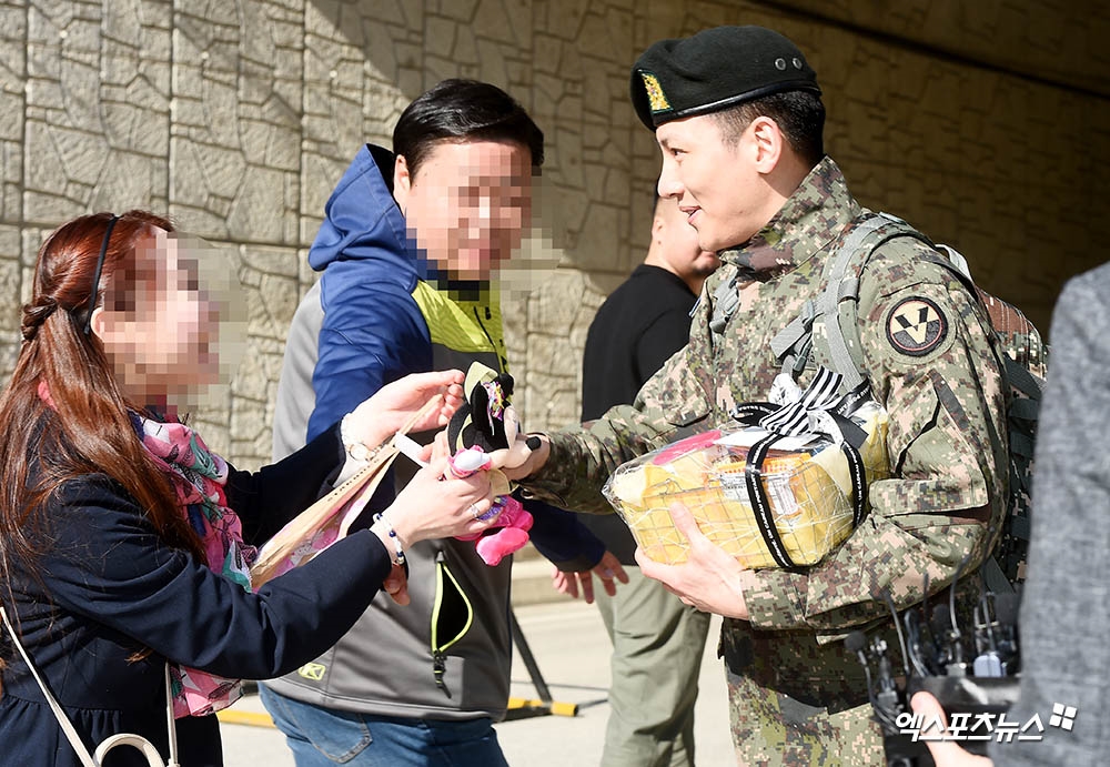 Ji Chang Wook xuất ngũ trong sự chào đón nồng nhiệt của fan
