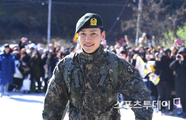 Ji Chang Wook xuất ngũ trong sự chào đón nồng nhiệt của fan