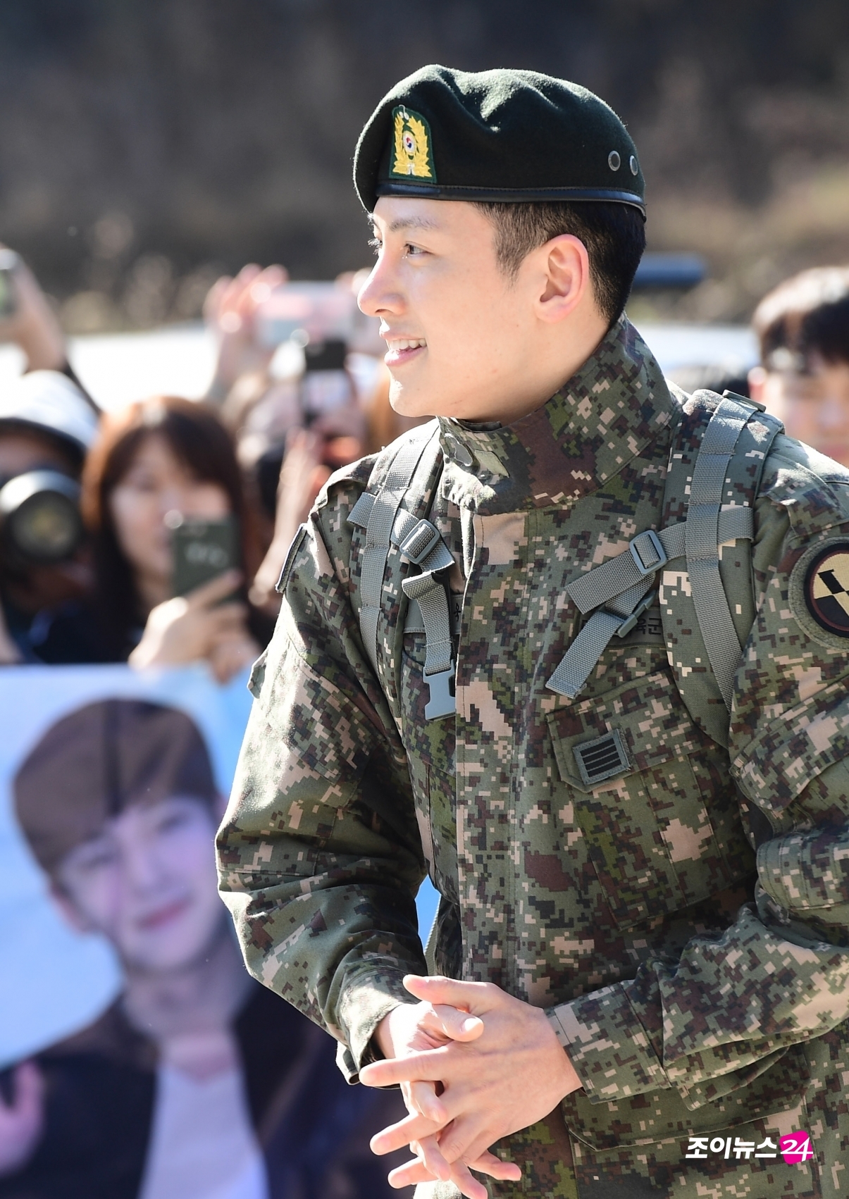 Ji Chang Wook xuất ngũ trong sự chào đón nồng nhiệt của fan