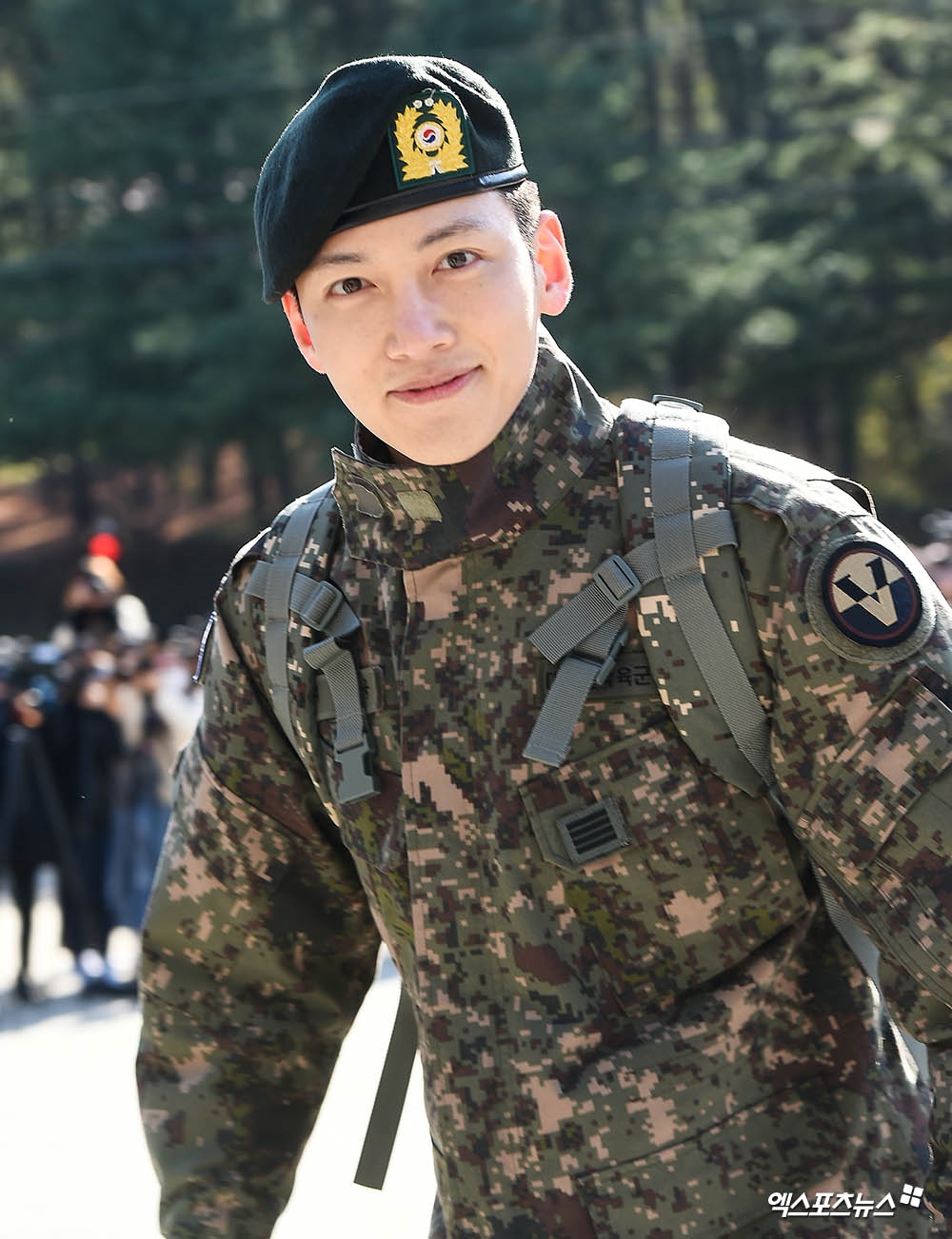 Ji Chang Wook xuất ngũ trong sự chào đón nồng nhiệt của fan