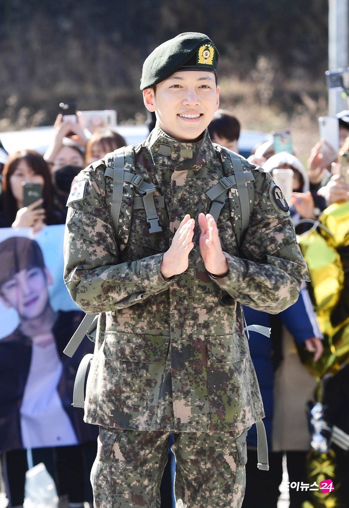 Ji Chang Wook xuất ngũ trong sự chào đón nồng nhiệt của fan